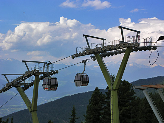 Vanaf het terras bij Kreuztal kun je de Zillertaler Alpen zien