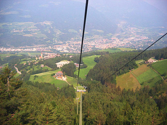 Uitzicht vanuit de cabine op Brixen in het Eisacktal