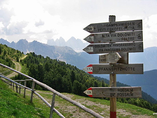 De wandeling gaat over de Dolomiten-Höhenweg naar Rossalm