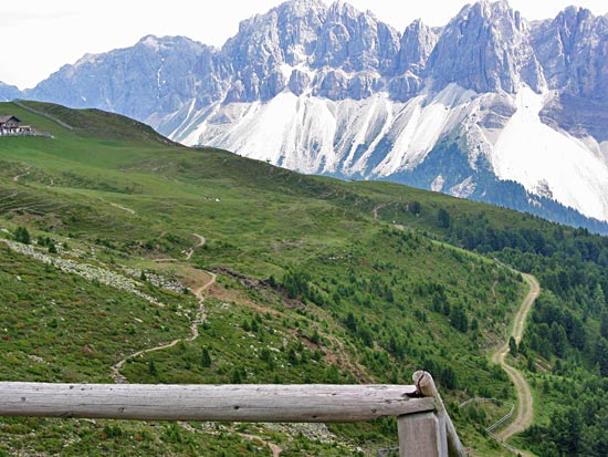 Rechts beneden wandelweg 17 en links 17A naar Rossalm