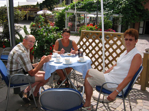 We ploffen neer op een terrasje en bestellen vier cappuccino en twee Apfelstrudel