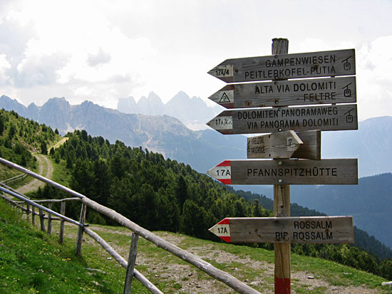 Het begin van de panoramawandeling (17A) naar de Rossalm