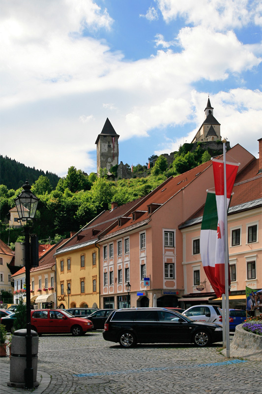 De Hauptplatz in Friesach met op de achtergrond de Peterskirche