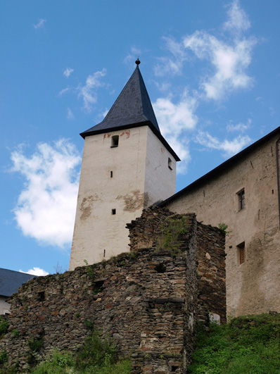 Van buiten lijkt Schloss Straßburg op een ruïne