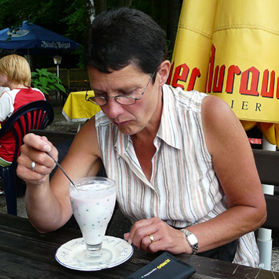 Er is een gezellige drukte en we laten ons een heerlijke vruchtenyoghurt bezorgen.