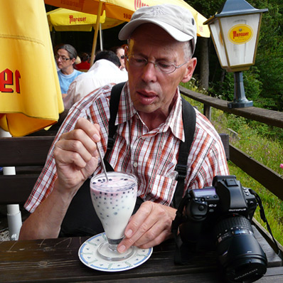 Er is een gezellige drukte en we laten ons een heerlijke vruchtenyoghurt bezorgen.