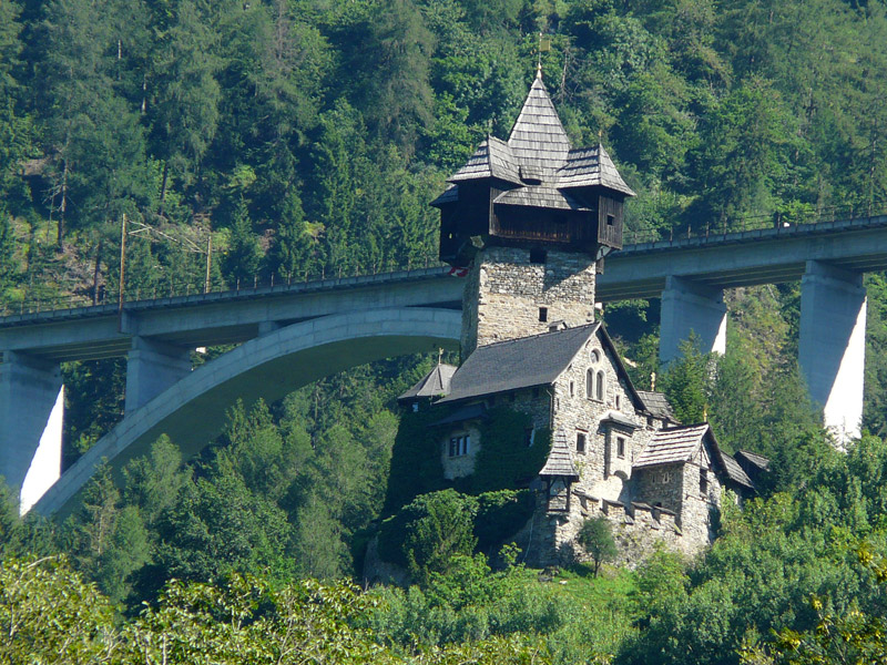 de markante Burg Falkenstein vanaf de weg