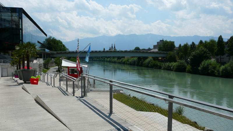 Foto vanaf de Draupromenade. In de verte, boven brug, zie je nog net de torens van 'Kirche zum Heiligen Kreuz'.