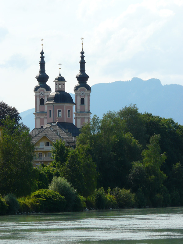 Kirche zum Heiligen Kreuz vanaf de boot