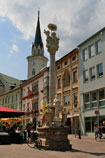 Pestsäule am Hauptplatz met op de achtergrond de Stadtpfarrkirche