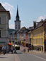 Zicht op de Hauptplatz in Villach met Stadtpfarrkirche op de achtergrond