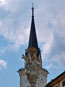 Pestsäule am Hauptplatz met op de achtergrond de Stadtpfarrkirche