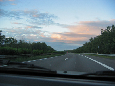 de foto's hierboven zijn ongeveer op hetzelfde tijdstip genomen. De rechtse foto is genomen vanuit de auto van Kees.