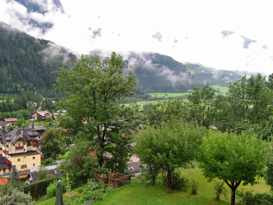 Bij het openschuiven van de gordijnen hangen de wolken als guirlandes langs de beboste hellingen van het Ötztal.