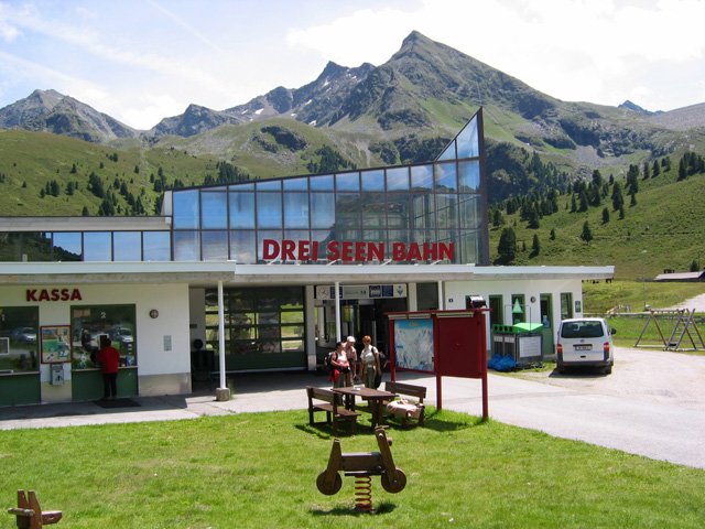 ... de kabelbaan die ons van 2000 meter naar de Drei Seen op 2420 meter moet brengen. Nu had ik al gelezen dat deze kabelbaan van het type “Frei Fahrt mit der kuppelbaren 4-er Sesselbahn mit Wetterschutzhauben” is.