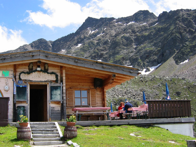 De afstand naar de Drei Seen Hütte is niet echt groot. Voor Kees en Anita echter een geschikte plek om even op Ans en mij te wachten.