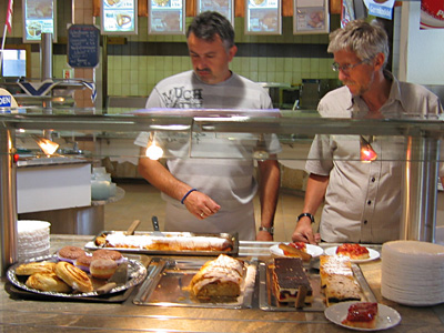 …, omdat de koks net verse apfelstrudel in de vitrine hebben gelegd, doen we die ook maar op ons bordje. ...