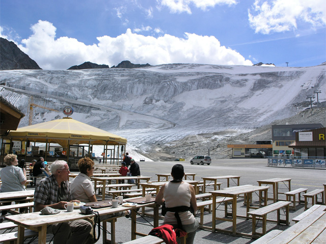 Bij het restaurant aan de voet van de Rettenbachgletscher, laven we onszelf eerst aan een kop cappuccino.