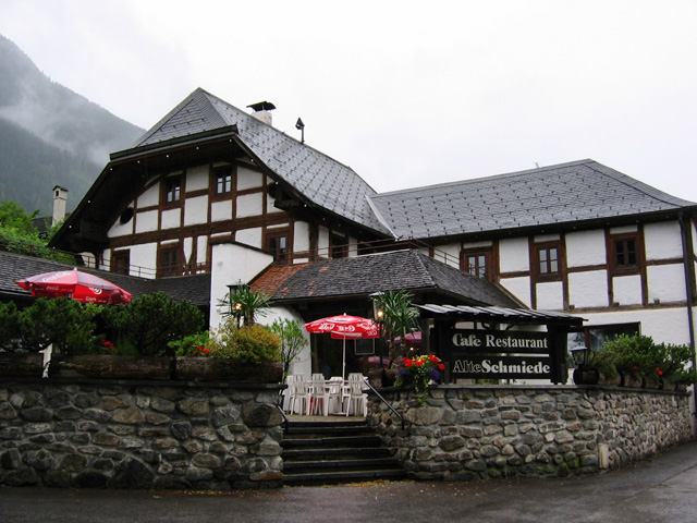 Dit regenachtige weer maakt je nu niet bepaald dorstig, maar omdat het inwendige toch verzorgd moet worden (en wellicht als een beetje troost) wippen we toch even binnen bij Café Restaurant Alte Smiede.